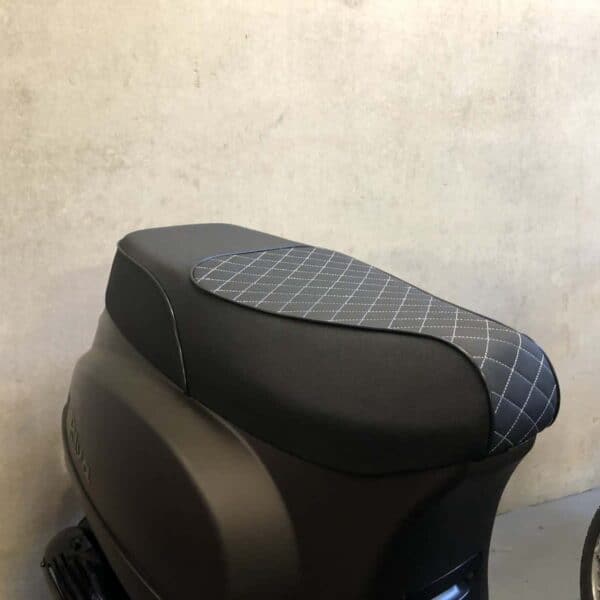 Zadel Buddyseat Zwart LUXE met ruit motief| Italian Design | BTC Riva, IVA Lux, AGM VX50, La Souris Vespelini Sourini, GTS Toscana Senzo Riva Lux